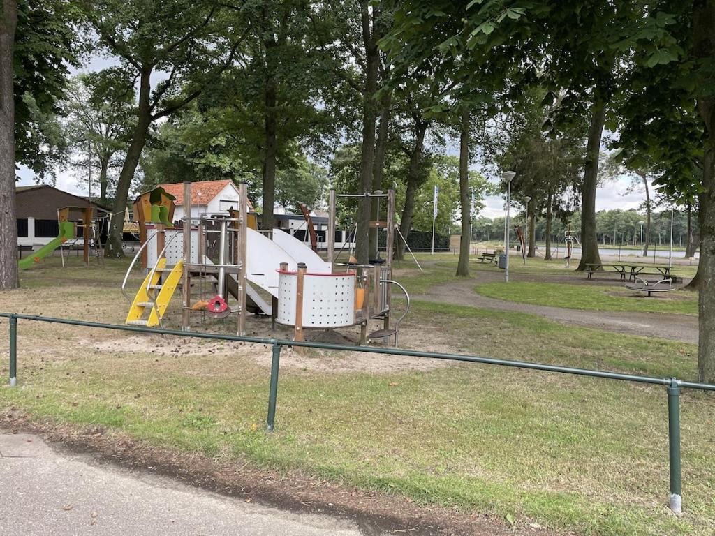 Freistehendes Ferienhaus Am See Naehe Roermond Heel エクステリア 写真