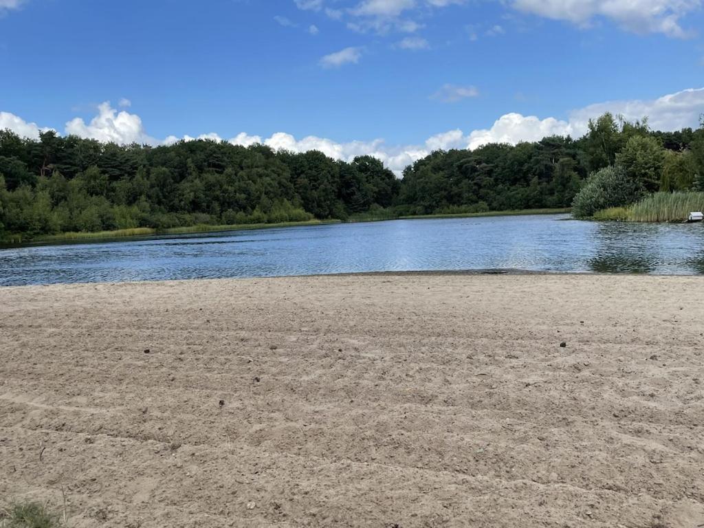 Freistehendes Ferienhaus Am See Naehe Roermond Heel エクステリア 写真