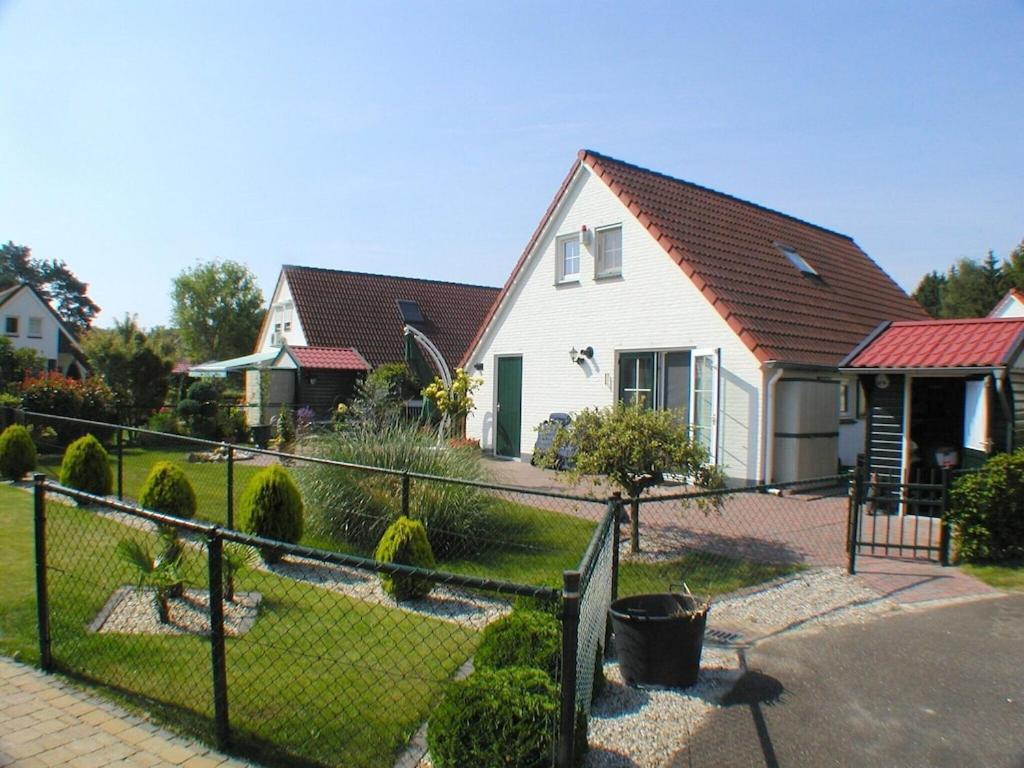 Freistehendes Ferienhaus Am See Naehe Roermond Heel エクステリア 写真