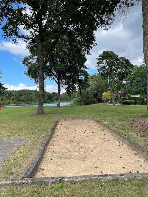 Freistehendes Ferienhaus Am See Naehe Roermond Heel エクステリア 写真