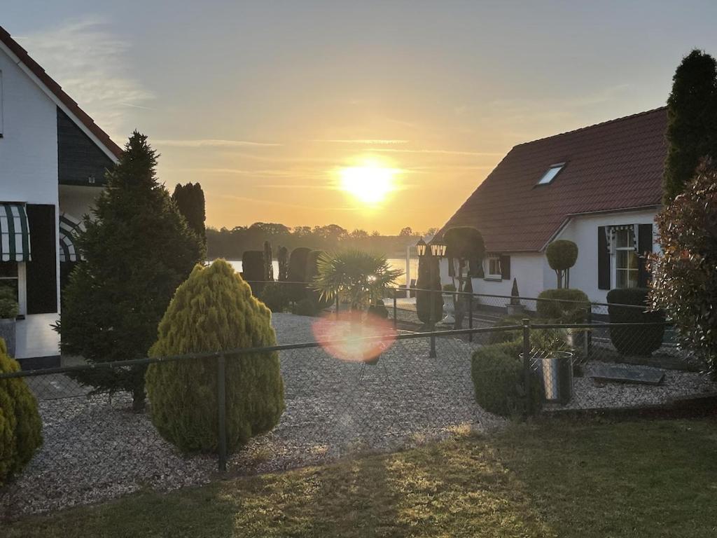 Freistehendes Ferienhaus Am See Naehe Roermond Heel エクステリア 写真