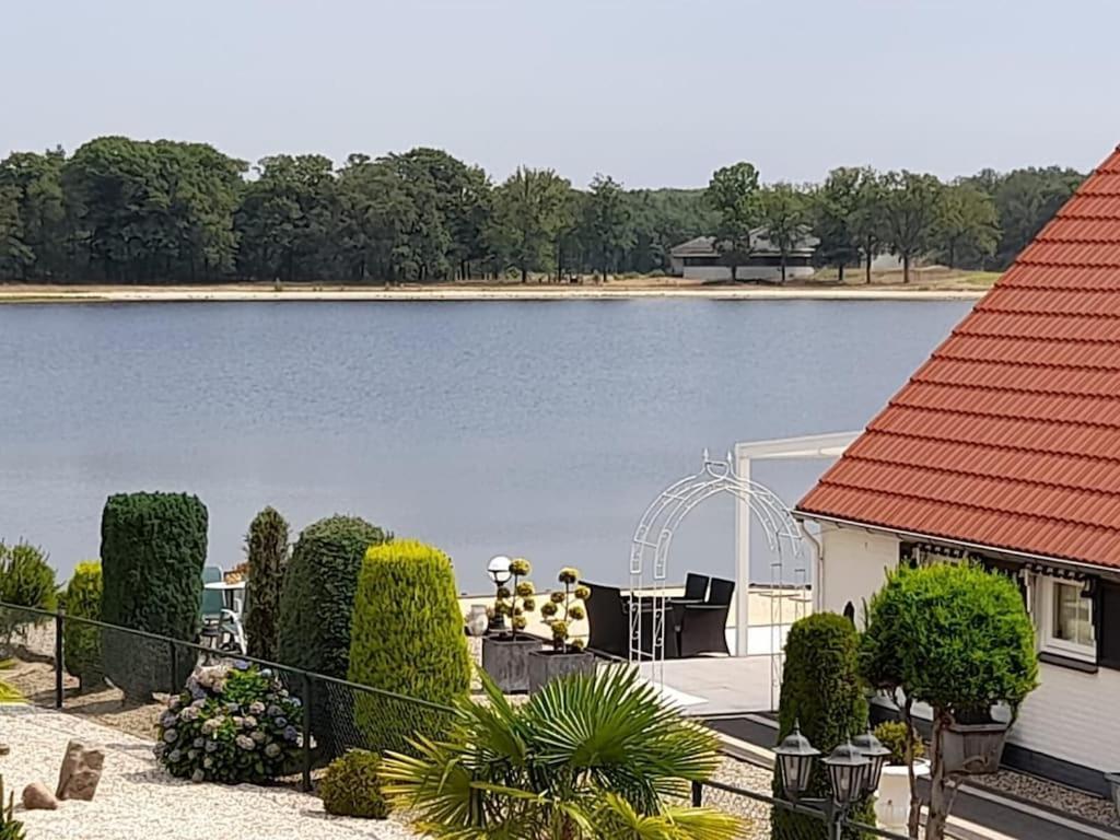 Freistehendes Ferienhaus Am See Naehe Roermond Heel エクステリア 写真