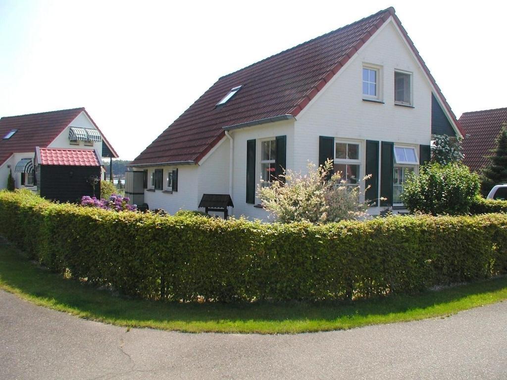 Freistehendes Ferienhaus Am See Naehe Roermond Heel エクステリア 写真