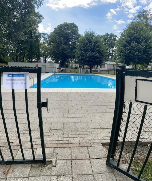 Freistehendes Ferienhaus Am See Naehe Roermond Heel エクステリア 写真